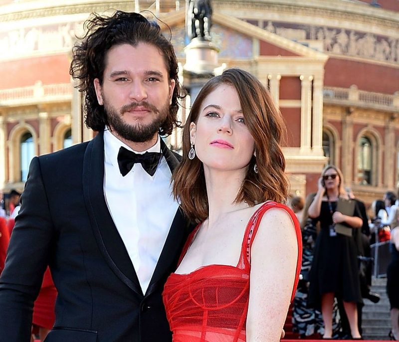 Rose Leslie: Mας δείχνει το δαχτυλίδι της στην πρώτη έξοδο της, μετά την είδηση του γάμου με τον Kit
