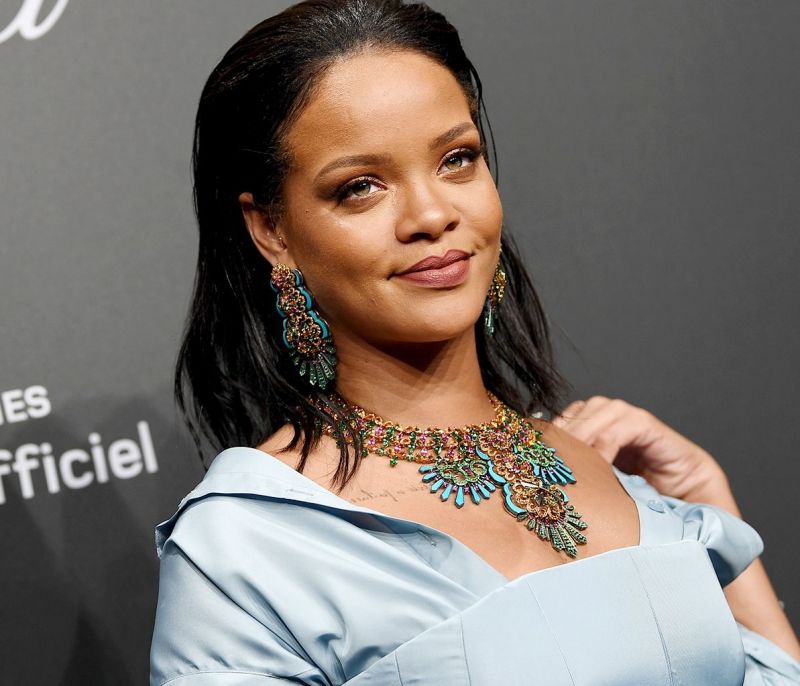 Tην προσοχή σας: Η Rihanna έχασε τα περιττά κιλά και μας το δείχνει με τη νέα της εμφάνιση