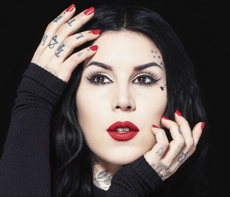 Kat Von D: Όλα όσα πρέπει να ξέρεις για τη νέα τολμηρή μάρκα που αψηφά τους κώδικες του μακιγιάζ