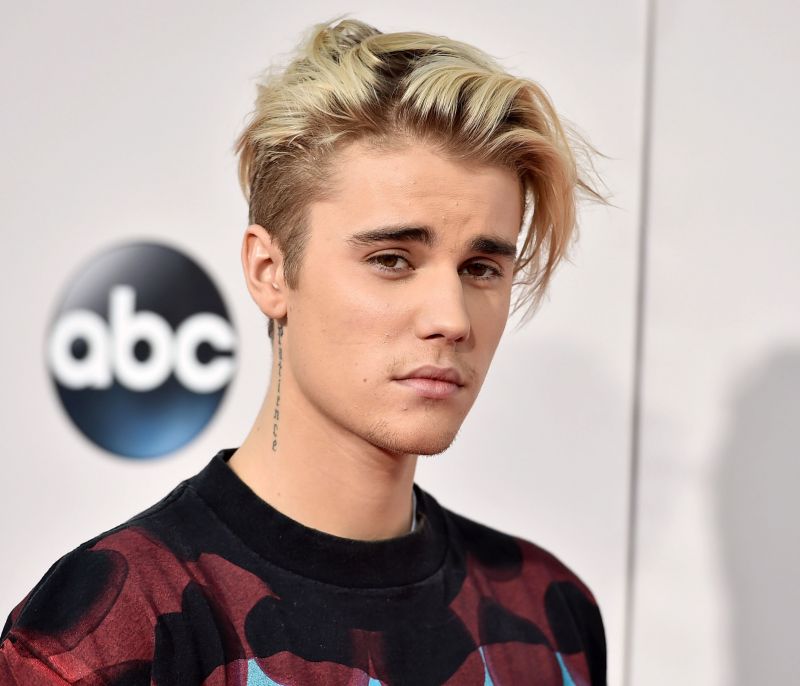 Ο Justin Bieber μόλις μας έφτιαξε τη μέρα! Στολίζει το δέντρο του... ημίγυμνος