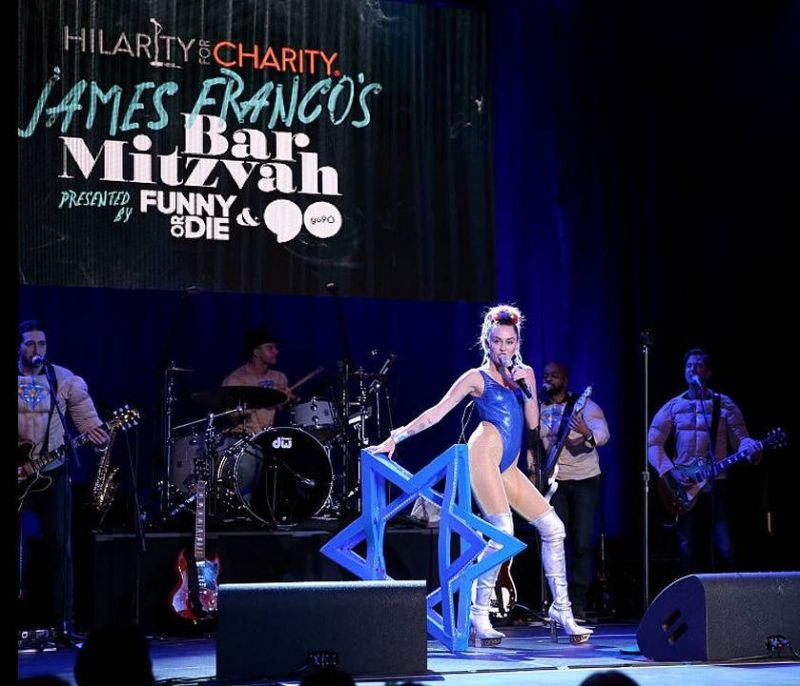 Τι σχέση έχει η Miley Cyrus με την υπόθεση παιδεραστή που συγκλονίζει τις ΗΠΑ;