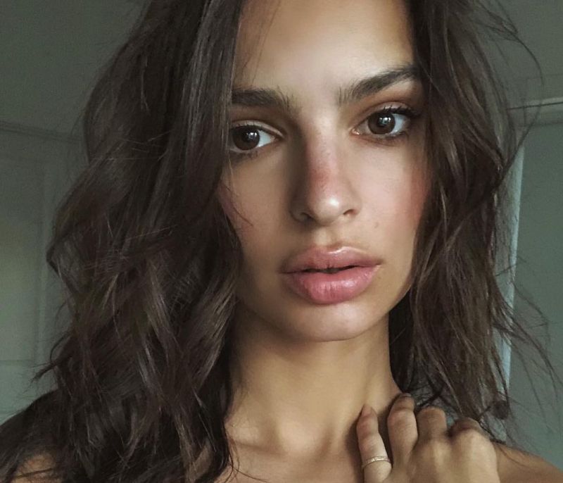 Η Emily Ratajkowski ποζάρει (και πάλι) ολόγυμνη