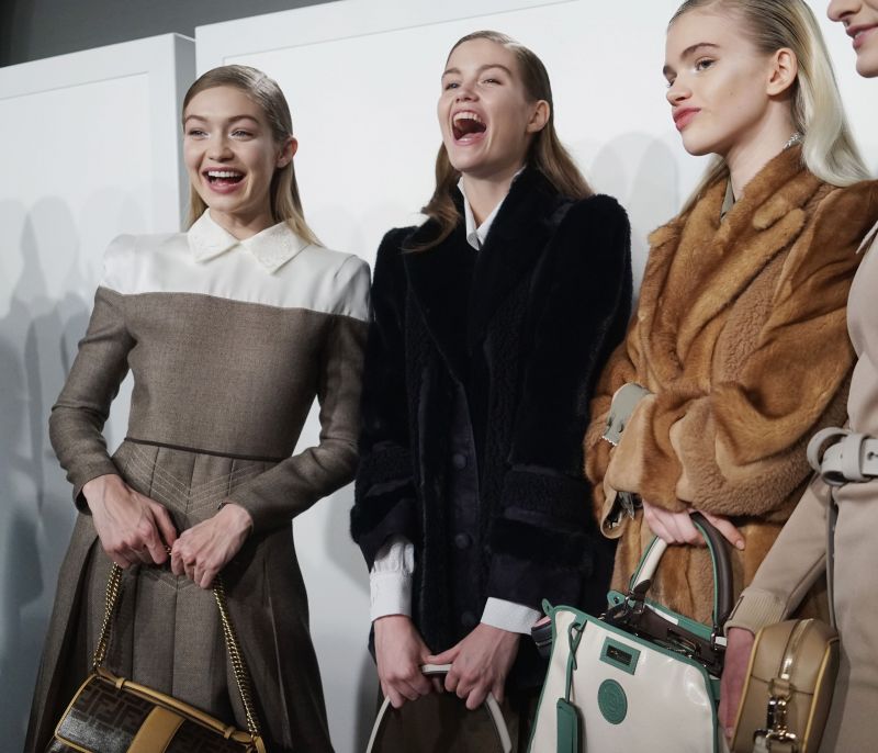 Fendi Fashion Show: Με Gigi, Bella, Kaia και τα πιο σοφιστικέ ρούχα της επόμενης σεζόν