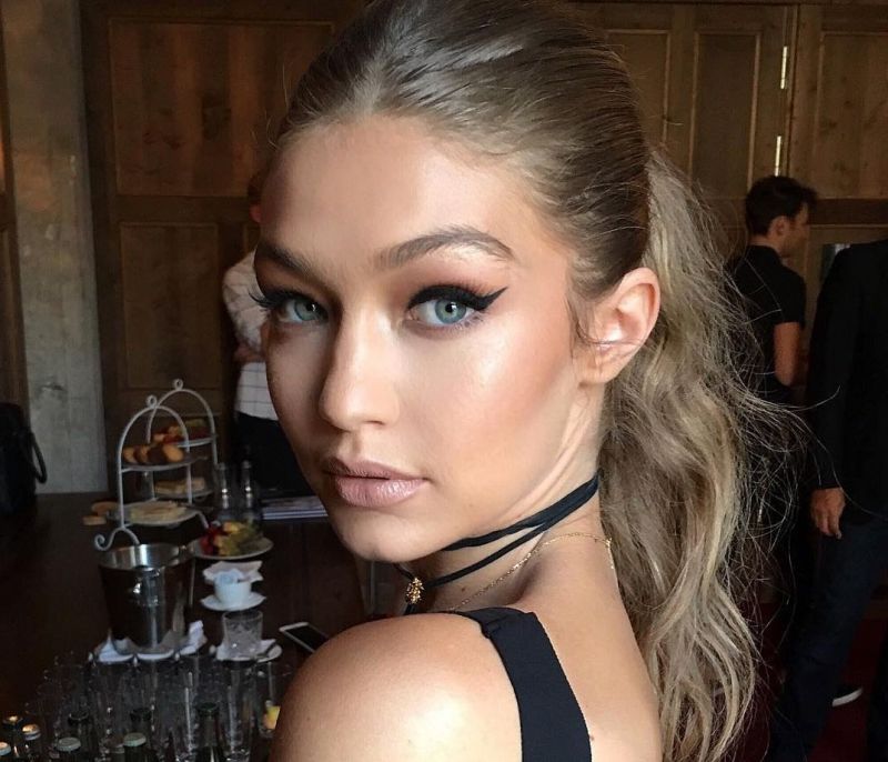Η Gigi Hadid μόλις έκανε μια θεαματικά κομψή εμφάνιση στο Παρίσι