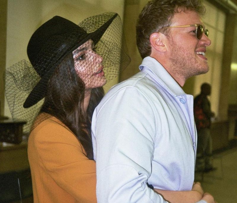 Αυτήν τη φορά το τερμάτισε: Η Emily Ratajkowski μας δείχνει το μονόπετρο της ποζάροντας...topless