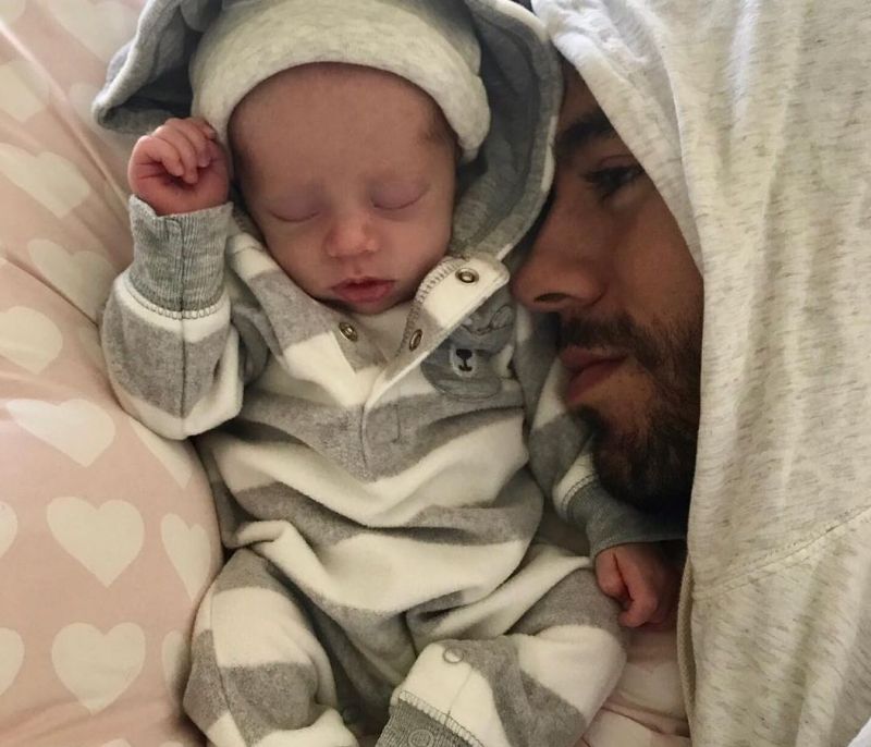 Ο Enrique Iglesias λιώνει στα φιλιά ένα από τα δίδυμα μωράκια του κι εμείς λιώνουμε μαζί του