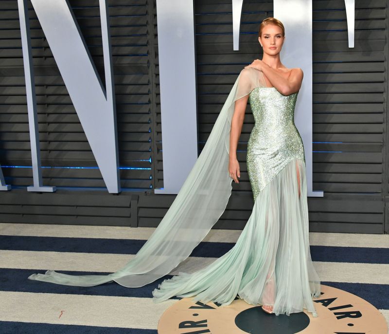Η Rosie Huntington-Whiteley ποζάρει γυμνή κατά τη διάρκεια της εγκυμοσύνης