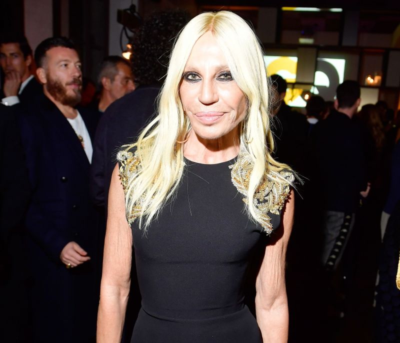 Η Donatella Versace ανακοινώνει πως (επιτέλους) θα πάψει να χρησιμοποιεί γούνα στις συλλογές της