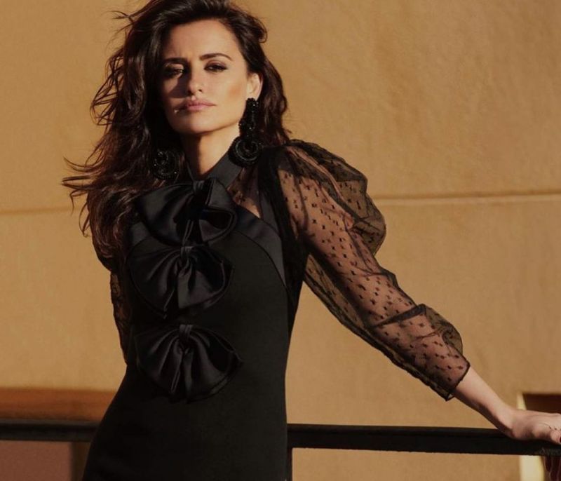 Η Penelope Cruz ποζάρει χωρίς ίχνος μακιγιάζ στα 44 της και είναι καλλονή