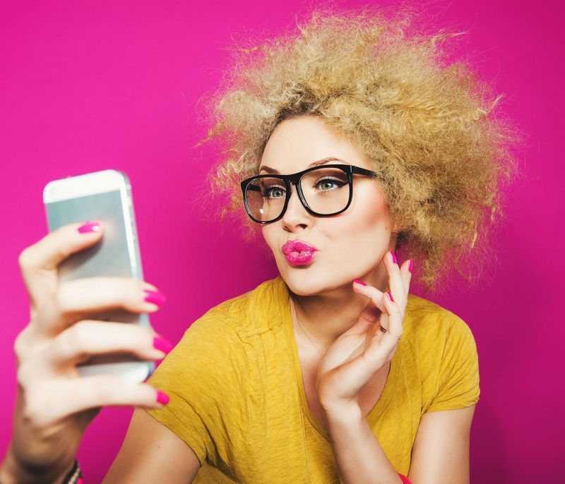 Τα κραγιόν που σου χαρίζουν τέλειες selfie είναι εδώ και είναι ελληνικά