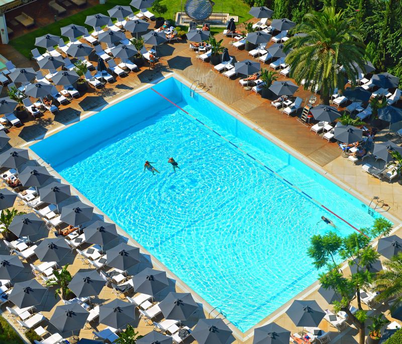 Νέος αέρας στην πισίνα του Hilton!