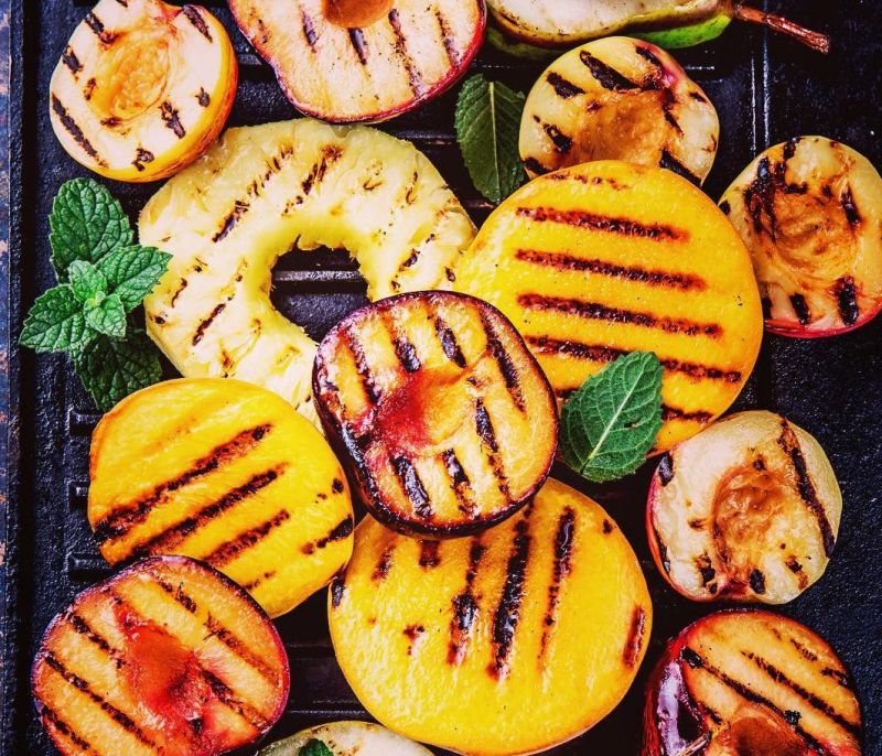 Ψητά φρούτα στο grill σε σουβλάκι ή σαλάτα: Η τέλεια καλοκαιρινή ιδέα για να γλυκαθείς