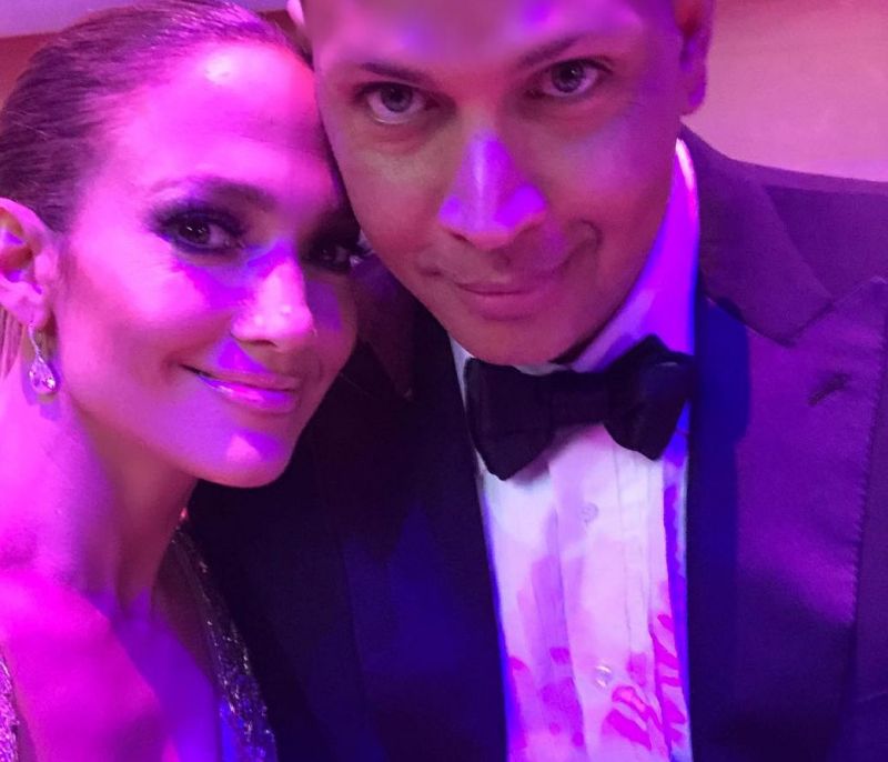 Ο Alex Rodriguez ποζάρει αγκαλιά με το γιο της JLo αλλά οι fans της έχουν σοβαρό πρόβλημα με αυτό!