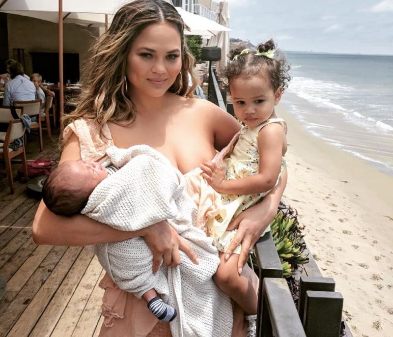 O τρόπος με τον οποίο θηλάζει δημόσια η Chrissy Teigen μπορεί να σε εμπνεύσει
