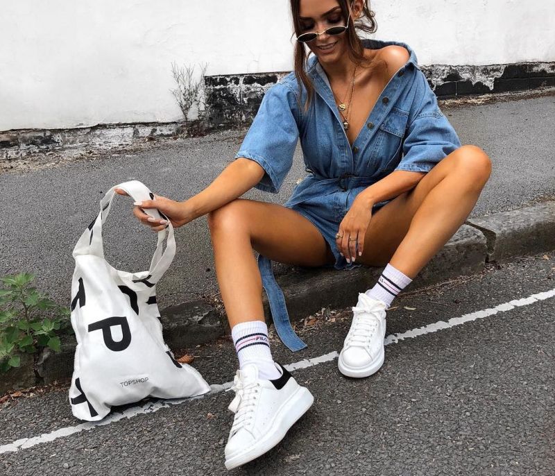 Αλήθεια τώρα τι έχουν πάθει όλες οι Influencers με αυτά τα αθλητικά παπούτσια;