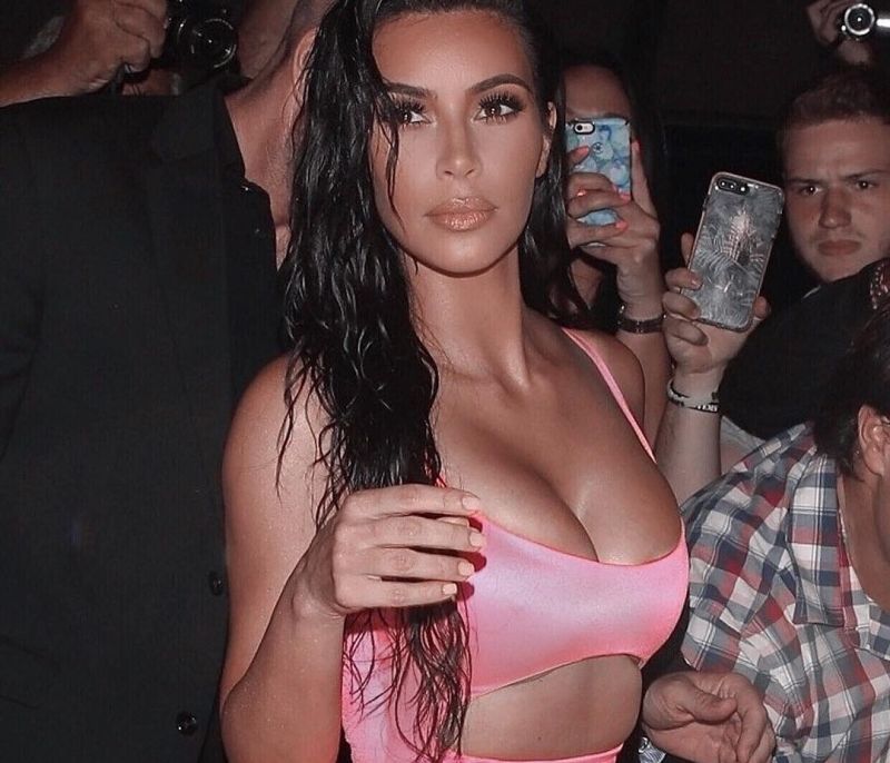 Η Kim Kardashian φοράει το πιο μικροσκοπικό μαγιό ever και η απώλεια βάρους της είναι πια εμφανής
