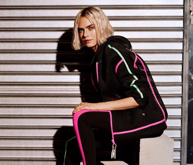 Η Cara Delevingne είναι περήφανη για το νέο της στήθος