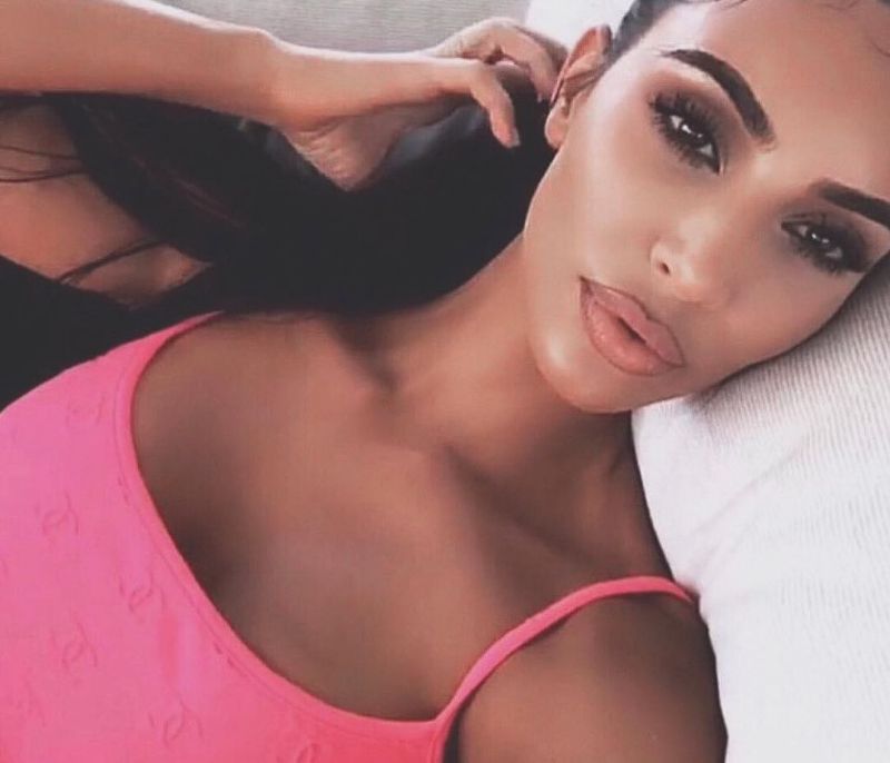 Η Κim Kardashian West φοράει συνέχεια neon αποχρώσεις και εμείς αναρωτιόμαστε το γιατί