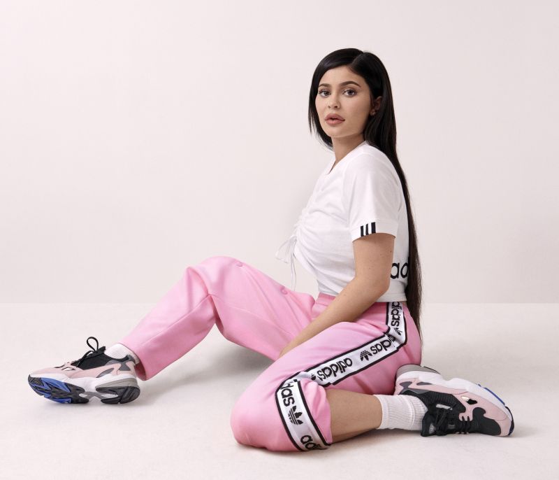 Τα adidas Originals σου αποκαλύπτουν το νέο bold sneaker Falcon και σε γυρίζουν πίσω στα 90s