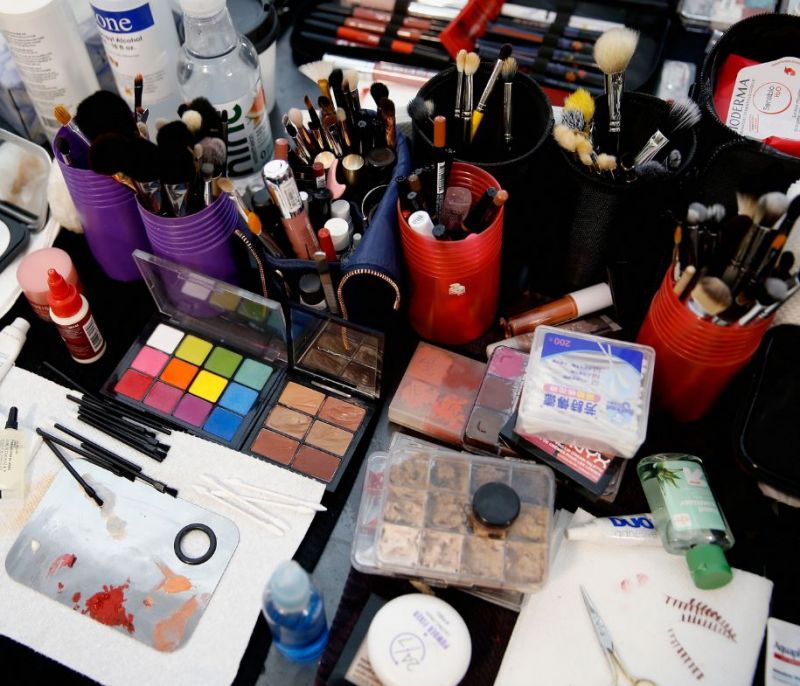 Backstage pass: Δες τα προϊόντα που έχουν οι makeup artists στην εβδομάδα μόδας πάντα μαζί τους