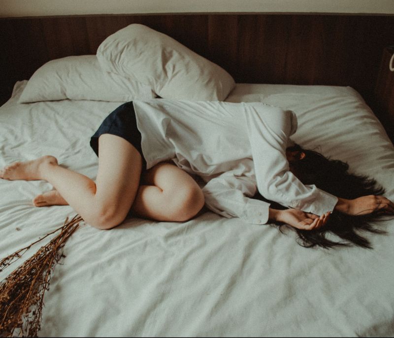 Πόνοι περιόδου: 4 tips για να μη μείνεις κουλουριασμένη στο κρεβάτι