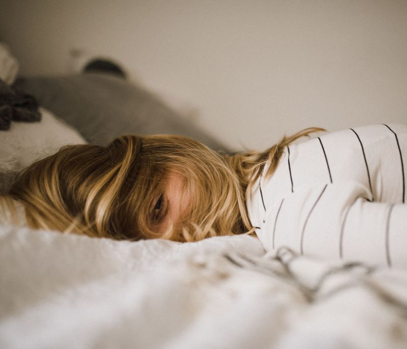 Ξύπνησες με hangover; Έχουμε τα τρικ για να το κρύψεις...