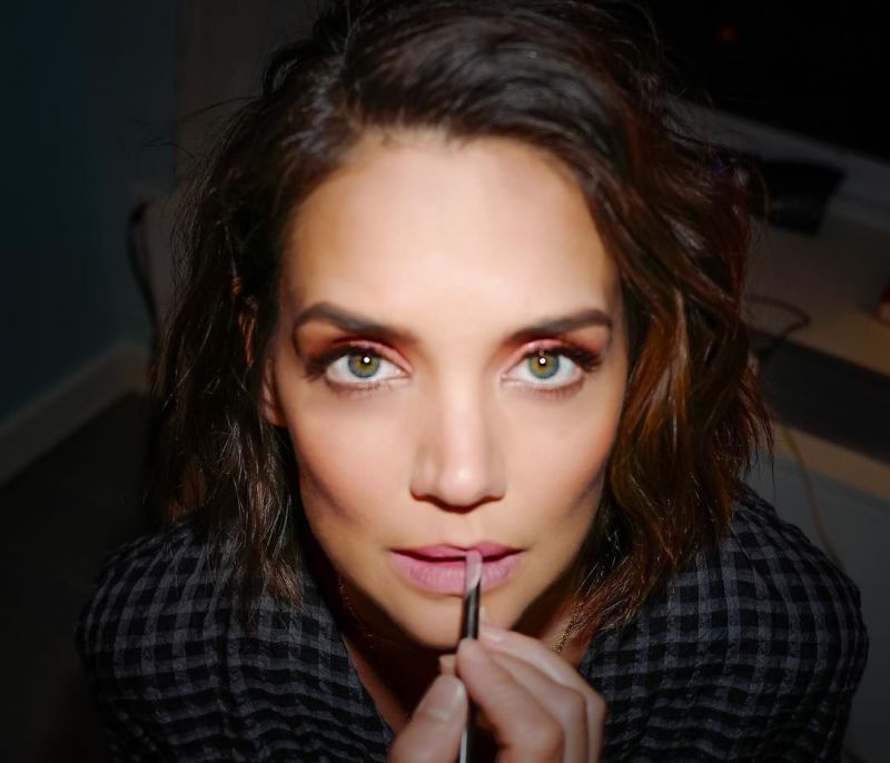 Η Katie Holmes κυκλοφορεί ήδη με μονόπετρο! Τι συμβαίνει εδώ;