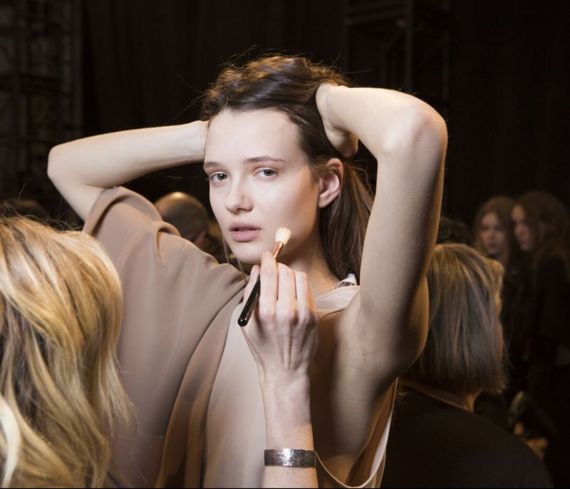Hairspiration! 10 τρόποι για να πιάσεις ψηλά τα μαλλιά σου αν έχεις βαρεθεί τις αλογοουρές