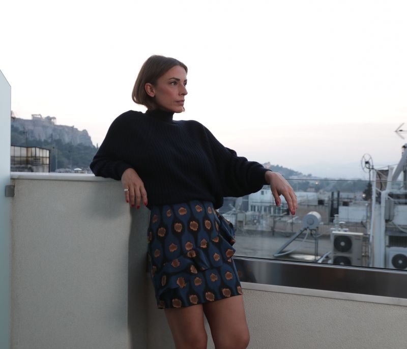 Ήρθε η ώρα να απενεχοποιήσεις τη μίνι φούστα στο μυαλό σου. Πώς να την φορέσεις;
