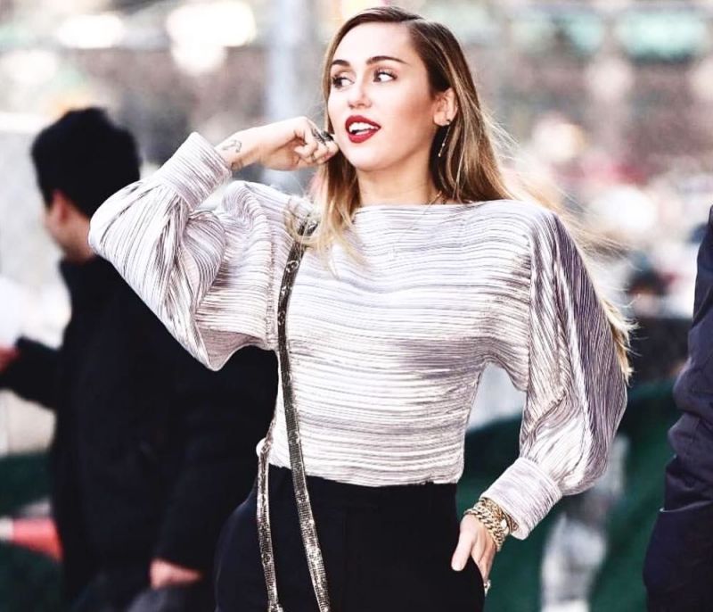Μετά το γάμο τι; Η Miley Cyrus και η φήμες της εγκυμοσύνης της κάνουν το γύρο του διαδικτύου