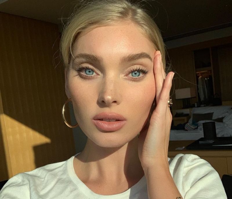 Η Elsa Hosk ποζάρει ολόγυμνη στον καθρέφτη της και προκαλεί