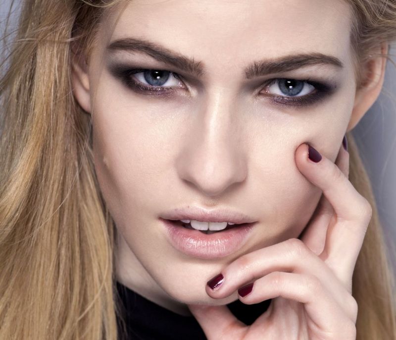 Δεν ξέρεις με τι κραγιόν να συνδυάσεις τα smoky eyes σου; Έχουμε 5 που θα σε ξετρελάνουν!