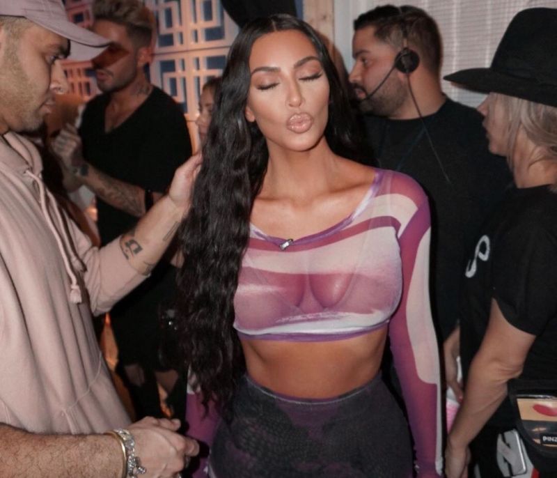 O τρόπος που φοράει ένα φούτερ η Kim Kardashian είναι πραγματικά μοναδικός