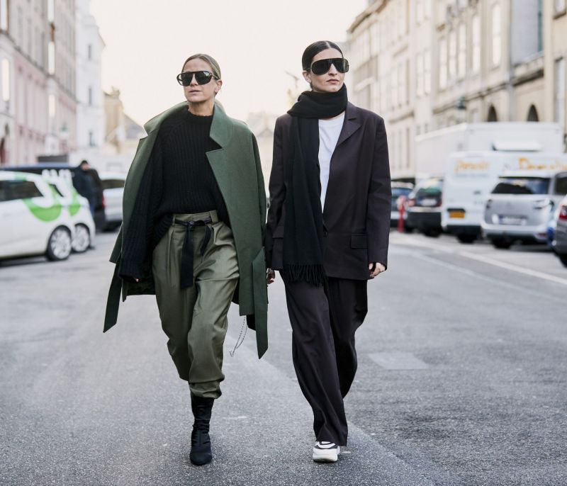 Casual Cool: 7 σύνολα για να ξεκινήσει κομψά και χαλαρά η εβδομάδα αύριο