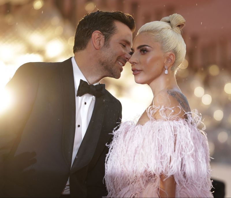 Είναι δυνατόν ο Bradley Cooper και η Lady Gaga να είναι ερωτευμένοι;