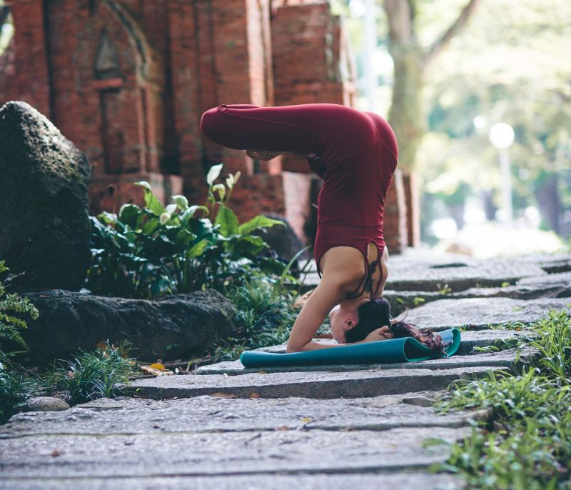 Δύο στάσεις yoga που θα ανακουφίσουν τον πόνο της πλάτης σου