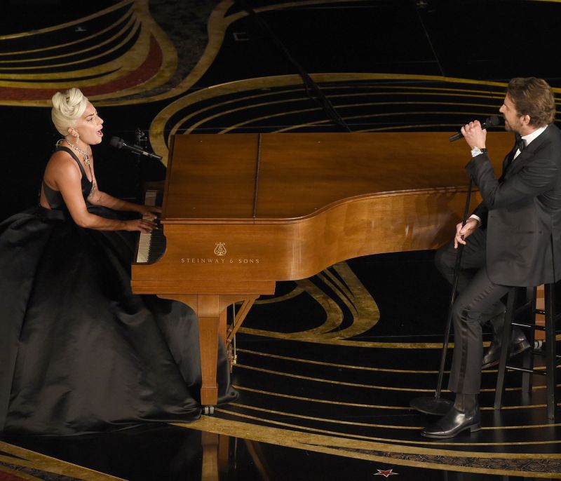 Lady Gaga & Bradley Cooper: Έδωσαν την πιο ερωτική στιγμή των Oscars και οι φήμες οργίασαν