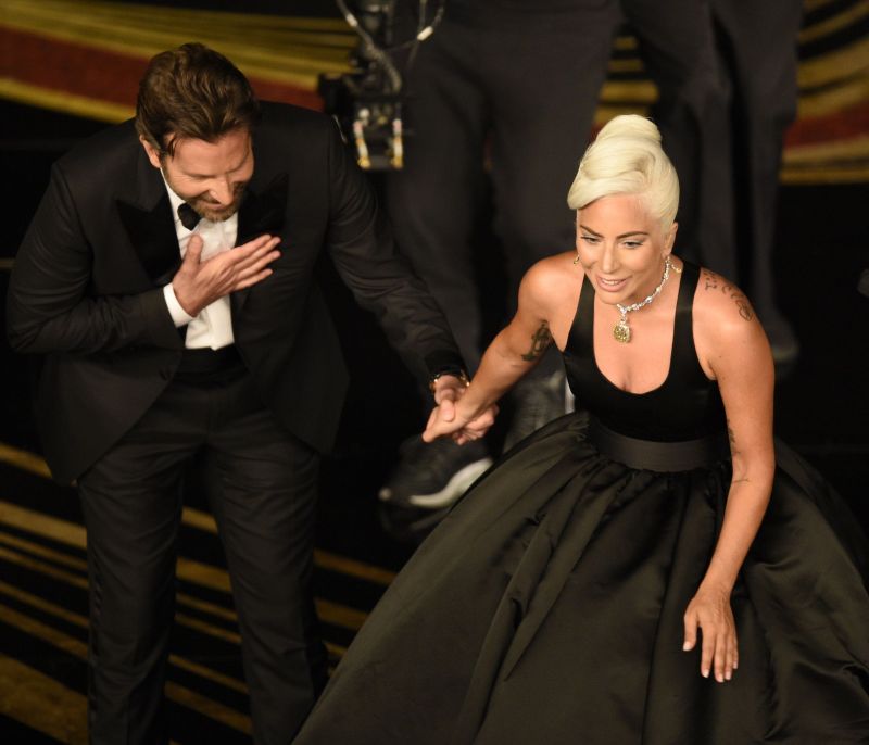 Η κίνηση της πρώην συζύγου του Bradley Cooper «έριξε λάδι στη φωτιά» για τις φήμες με την Gaga