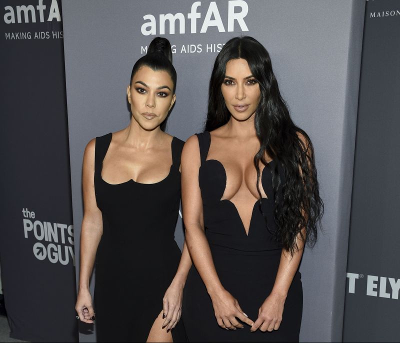 Kim & Kourtney Kardashian: Έκαναν μάσκα ομορφιάς και είναι κυριολεκτικά αγνώριστες