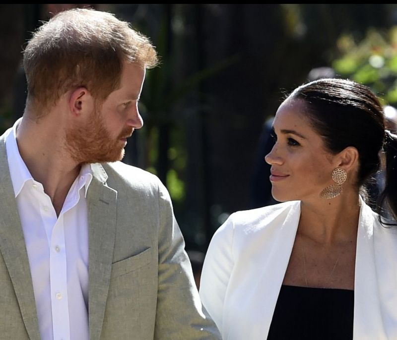 Royal σοκ: Ο πρίγκιπας Harry χάνει την ψυχραιμία του & απωθεί έναν cameraman στο Μαρόκο