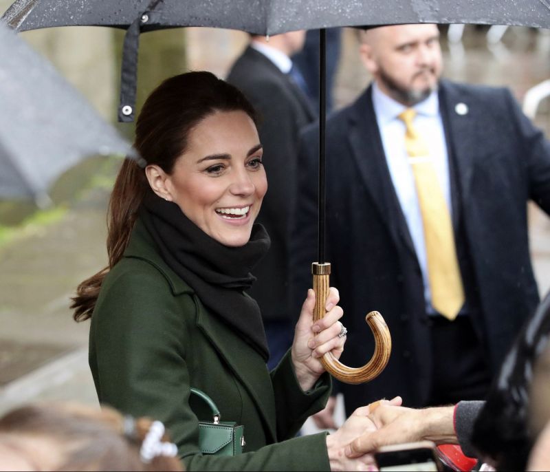 H Κate Middleton αποχωρίστηκε το αγαπημένο της μπλε χρώμα για μία πιο τολμηρή επιλογή