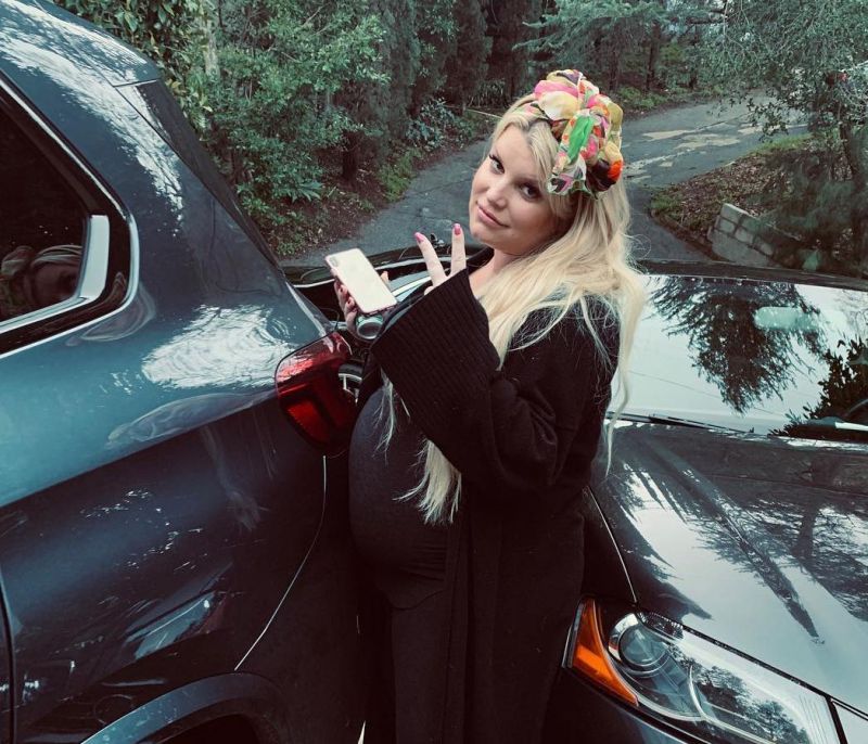 Η φωτογραφία της Jessica Simpson με μπικίνι λίγο πριν γεννήσει δεν είναι αυτό που φαντάζεσαι