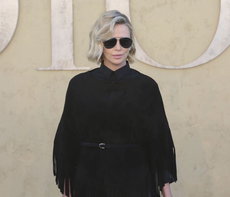 Η Charlize Theron είναι υπέρκομψη και στις off-duty εμφανίσεις της