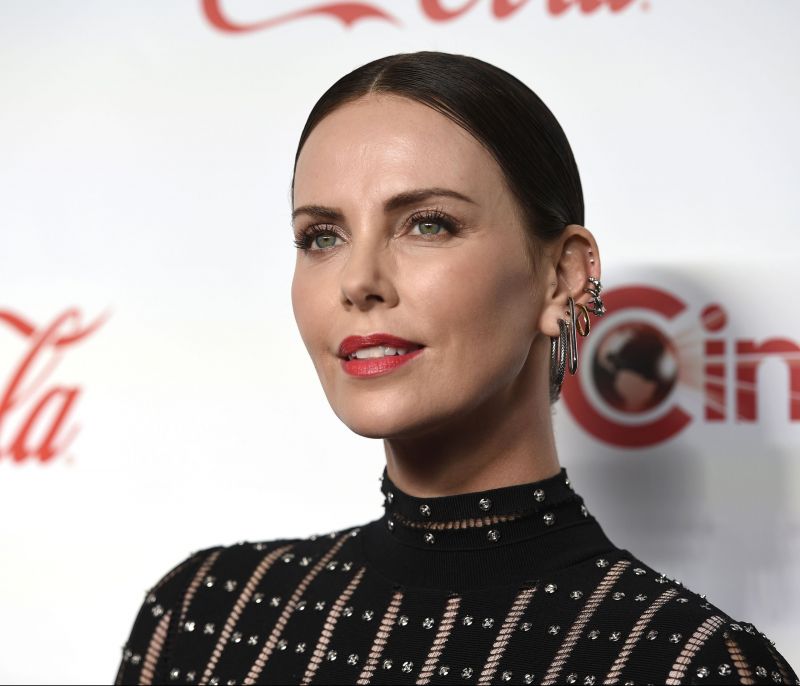 Η Charlize Theron σε ροκ διάθεση με Alexander McQueen