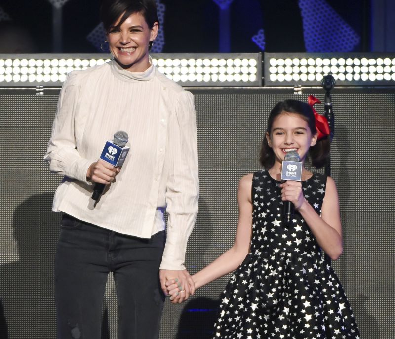 Δηλώνουμε σοκαρισμένοι: Η Suri Cruise είναι σωσίας της μαμάς της Katie Holmes