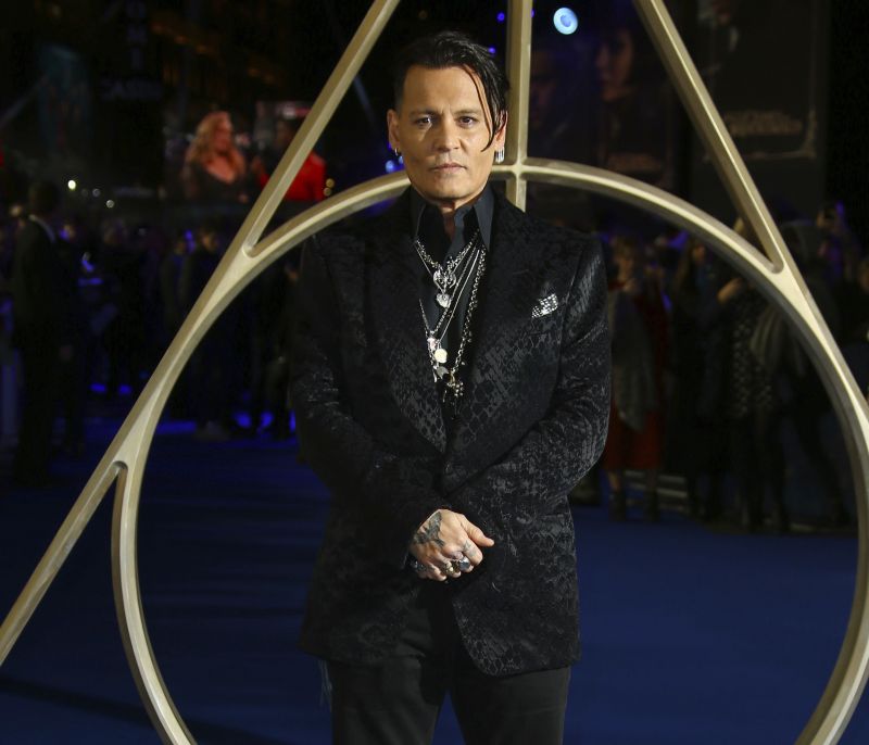 Ο Johnny Depp παντρεύεται μια 20χρονη χορεύτρια