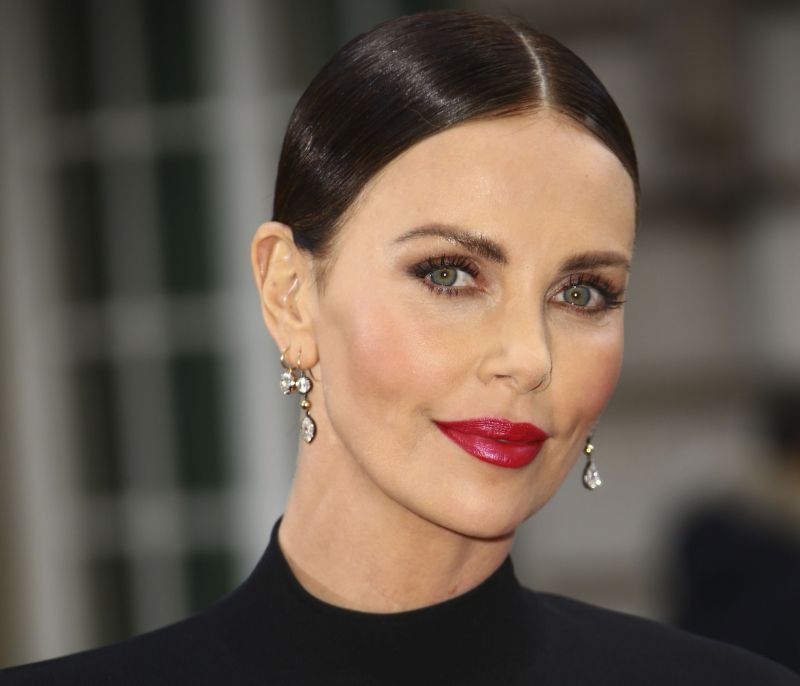 Charlize Theron-Angelina Jolie: Η άγνωστη κόντρα και το απρόσμενο σχόλιο της ηθοποιού για την Angie