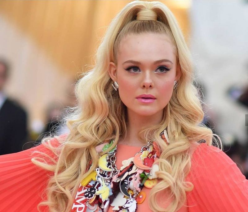 Τα νύχια της Elle Fanning πρέπει να μπουν σε βιτρίνα δίπλα στα φορέματα του Met Gala