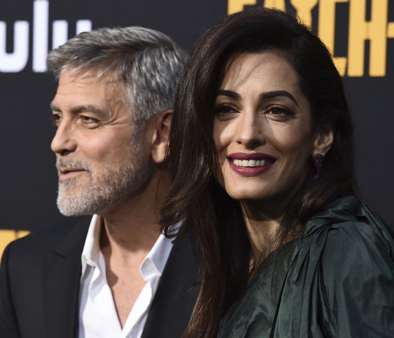 Η Amal Clooney εμφανίστηκε με σέξι κοντή φούστα και δηλώνουμε συγκλονισμένοι