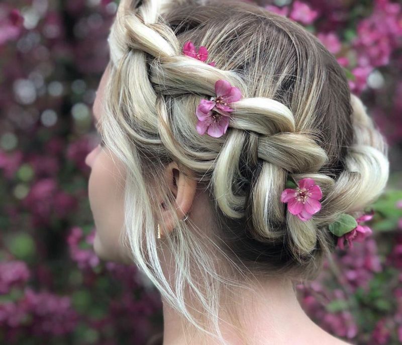 10 κοτσίδες στεφάνι για να αντιγράψεις το look της Elle Fanning!